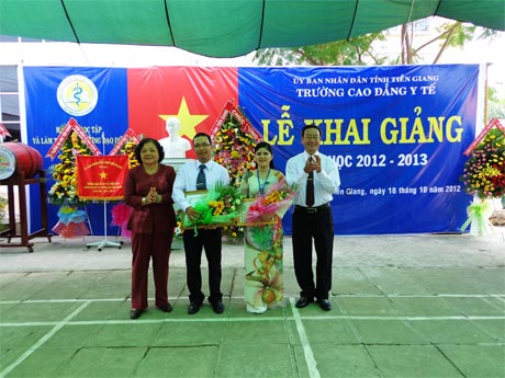Trần Thị Kim Cúc, Nguyên Bí thư Tỉnh ủy; ông Phan Văn Hà, Nguyên Phó chủ tịch UBND tỉnh trao bằng khen của Bộ GD-ĐT cho 2 giáo viên dạy giỏi cấp toàn quốc.