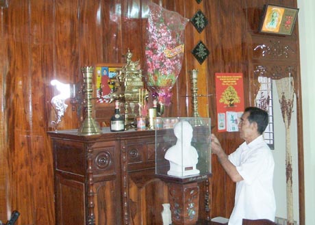 Ông Phan Thanh Liêm, cán bộ hưu trí khu phố 3,  thị trấn Cai Lậy bên bàn thờ Bác Hồ tại gia đình.