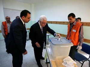 Tổng thống Palestine Mahmud Abbas (giữa) bỏ phiếu tại điểm bầu cử ở Al-Bireh. Ảnh: AFP