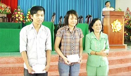 Em Nguyễn Trường Tuấn (bìa trái), sinh viên năm thứ hai Trường Đại học Cần Thơ