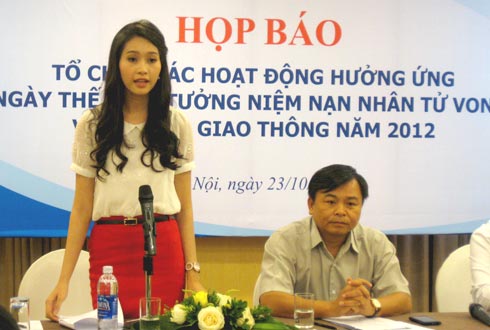 Hoa hậu Đặng Thu Thảo trao đổi với báo chí sáng 23-10. Ảnh: Đoàn Loan