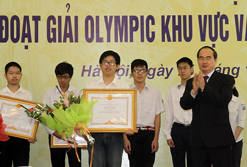 Phó thủ tướng Nguyễn Thiện Nhân tặng bằng khen cho các học sinh đoạt giải. Ảnh: N.Hưng.