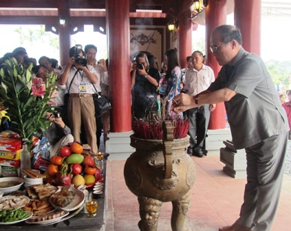 Chủ tịch Quốc hội Nguyễn Sinh Hùng thắp hương tại khu di tích Truông Bồn.