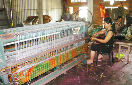 Làng nghề dệt chiếu Long Định được hình thành từ năm 1954.