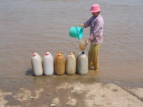 Người dân ở huyện cù lao Tân Phú Đông còn chịu cảnh thiếu nước sạch sử dụng. Ảnh: N.H