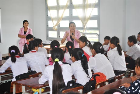 Một buổi tư vấn chăm sóc sức khỏe sinh sản cho các em học sinh trường THCS Tân Phú.