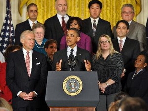 Tổng thống Mỹ Barack Obama (giữa) có bài phát biểu đầu tiên trước báo giới về tình hình kinh tế kể từ khi tái đắc cử nhiệm kỳ hai. Ảnh: AFP