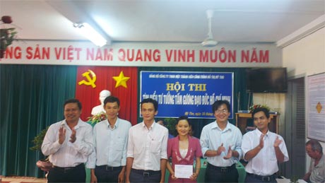 Ông Phan Văn Hoàn, Bí thư Đảng ủy, Giám đốc Công ty Công trình Đô thị Mỹ Tho trao giải I cho Đội Văn phòng.