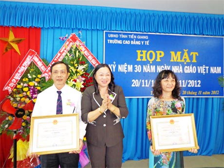 Bà Trần Kim Mai trao bằng công nhận CSTĐ cấp tỉnh cho 2 giáo viên trường Cao đẳng Y tế.