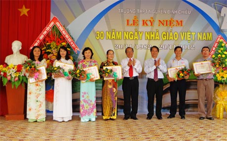 Ông Trần Thanh Đức, Giám đốc Sở GD-ĐT trao kỷ niệm chương  “Vì sự nghiệp giáo dục” cho các thầy cô giáo.