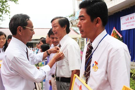 Ông Phan Văn Hà, nguyên Phó Chủ tịch UBND tỉnh trao Kỷ niệm chương cho thầy, cô giáo.
