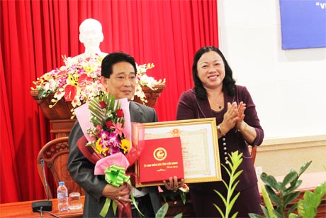 Bà Trần Kim Mai trao Bằng khen của UBND tỉnh cho ông Huỳnh Tấn Phúc.