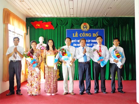 Ông Nguyễn Văn Chiến, Chánh Văn phòng UBND tỉnh và ông Trương Văn Hiền, Chủ tịch LĐLĐ tỉnh trao Quyết định thành lập và Quyết định bổ nhiệm cho các thành viên của trung tâm.