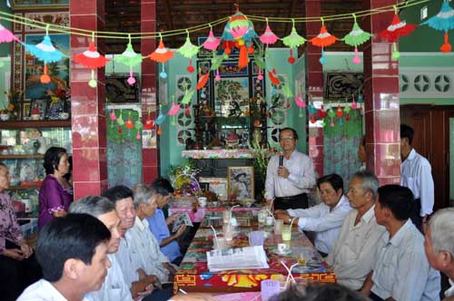 TS Trần Thanh Đức phát biểu trong buổi họp mặt nhân ngày giỗ đầu liệt sĩ Lê Thị Thiên.