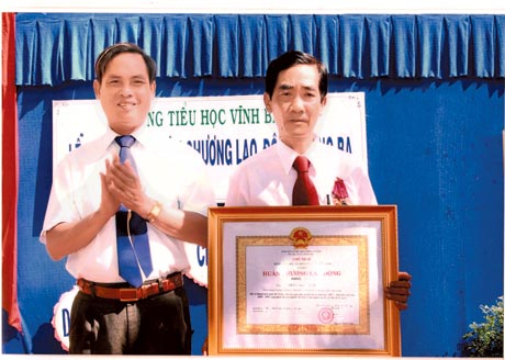 Thầy Trần Ngọc Tịnh đón nhận Huân chương Lao động hạng III.
