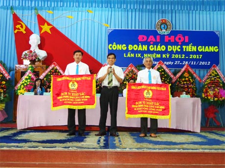 Ông Trương Văn Hiền, Chủ tịch LĐLĐ tỉnh trao Cờ của Tổng Liên đoàn Lao động Việt Nam cho tập thể CĐ xuất sắc.
