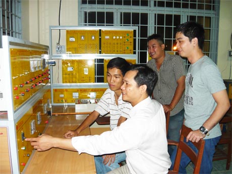 Học viên của trường thực hành trên các thiết bị điện.