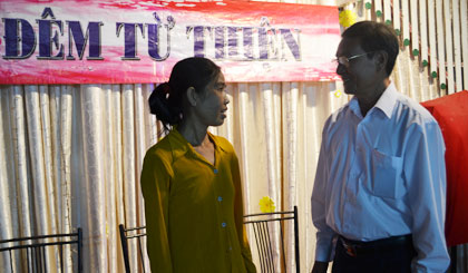 Ông Phan Văn Hà thăm hỏi mẹ bé Huỳnh Nguyễn Minh Thảo và chị Phạm Thị Lon. Ảnh: Như Lam