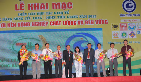 Ông Nguyễn Văn Khang, Chủ tịch UBND tỉnh tặng quà cho các doanh nghiệp