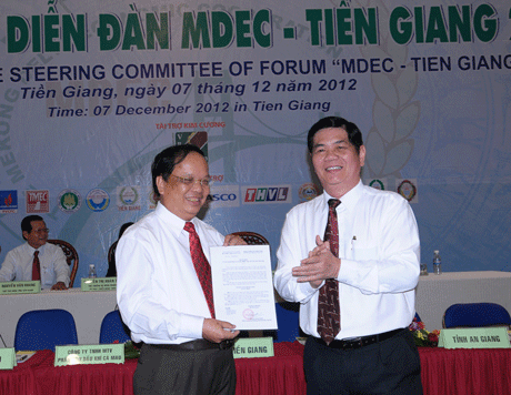 Ông Nguyễn Phong Quang, Trưởng ban chỉ đạo MDEC trao quyết định đăng cai MDEC 2013 cho lãnh đạo tỉnh Vĩnh Long.