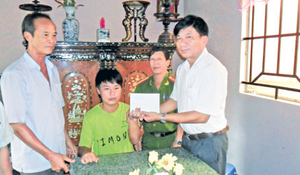 Ban An toàn giao thông huyện Châu Thành trao quà cho em Nguyễn Văn Văn,  ấp Tân Thuận,  xã Tân Hương.
