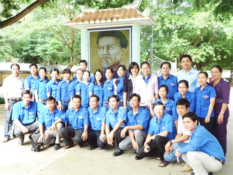 Chi đoàn KTNN Khu vực IX thăm mộ cụ Nguyễn Đình Chiểu.