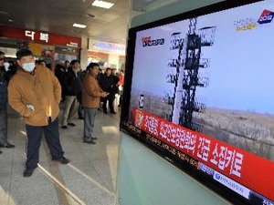 Người dân Hàn Quốc theo dõi vụ phóng tên lửa của Cộng hòa Dân chủ Nhân dân Triều Tiên trên truyền hình tại nhà ga ở Seoul. Ảnh: AFP