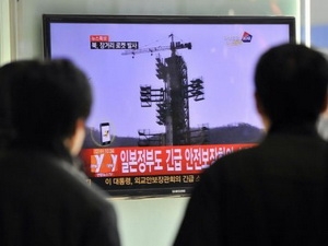 Người dân Hàn Quốc theo dõi sát sao vụ phóng tên lửa của Triều Tiên. Ảnh: AFP