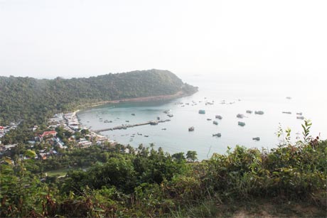 Bến tàu đảo Thổ Chu nhìn từ trên đồi.