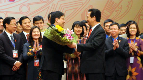 Thủ tướng Nguyễn Tấn Dũng tặng hoa cho các đại biểu trong BCH TW Đoàn khóa X