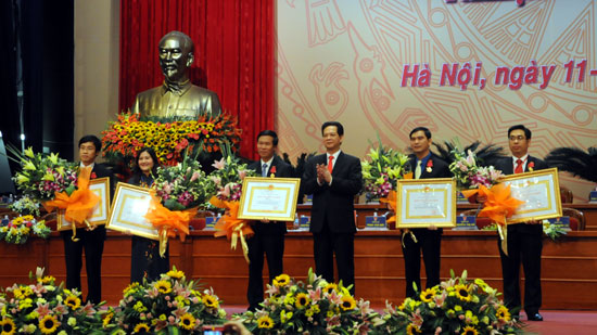 Thủ tướng Nguyễn Tấn Dũng đã trao tặng huân chương Huân chương lao động hạng ba cho các đại biểu