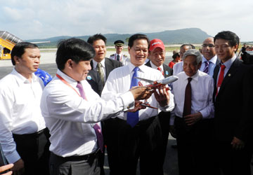 Thủ tướng Nguyễn Tấn Dũng được hãng hàng không Vietjet Air tặng mô hình máy bay; trong ngày 15-12 hãng này mở chuyến bay đầu tiên tại sân bay quốc tế Phú Quốc. Ảnh: V.SƠN