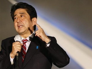 Ông Shinzo Abe trong một buổi vận động tranh cử ngày 15-12. Ảnh: Reuters