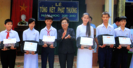 Ảnh 1 Bà Hồ Thị Đông - Chủ tịch HKH TP. Mỹ Tho trao phần thưởng cho các em học sinh năm học 2011-2012