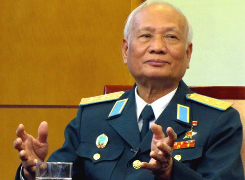 Trung tướng Nguyễn Văn Phiệt cho biết, trí tuệ Việt Nam đã cải tiến tên lửa SAM2 khiến nó thành vũ khí tiêu diệt gọn B52. Ảnh: Hoàng Thùy.