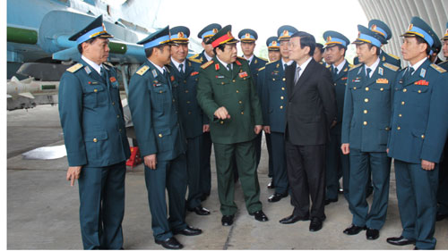 Chủ tịch nước Trương Tấn Sang nói chuyện với cán bộ, chiến sĩ lực lượng quân chủng Phòng không-Không quân