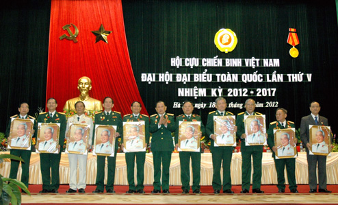  Thượng tướng Nguyễn Văn Được trao tặng phẩm cho các cá nhân có thành tích xuất sắc  trong công tác Hội khóa IV. Ảnh: Phạm Cường