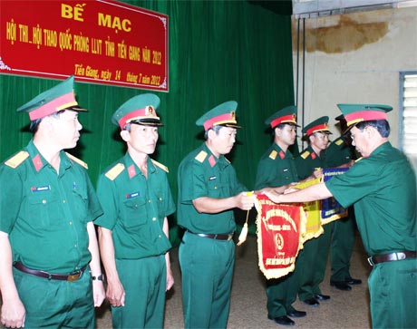 Đại tá Trần Văn Lan, Chỉ huy trưởng BCHQS tỉnh trao thưởng cho các đơn vị trong Hội thi - Hội thao quốc phòng năm 2012.