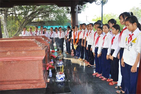 Các em học sinh Tân Phú viếng mộ 3 Chiến sĩ gang thép.
