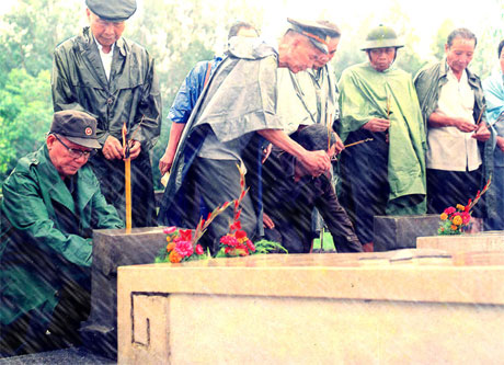 Thượng tướng Trần Văn Trà cùng các tướng lĩnh và lãnh đạo tỉnh viếng, thắp hương tưởng niệm trước mộ 3 Chiến sĩ gang thép (năm 1993). Ảnh: Tư liệu