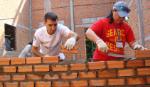 Đoàn tình nguyện viên HABITAT xây nhà giúp hộ nghèo