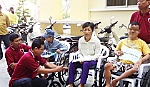 Tặng 150 xe lăn cho người khuyết tật