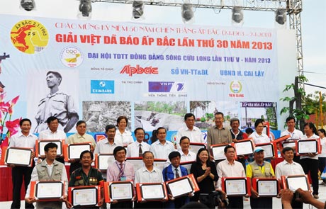 Bà Trần Kim Mai, Phó Chủ tịch UBND tỉnh trao bảng vinh danh cho các cá nhân.  Ảnh: NGUYỄN THIỂU