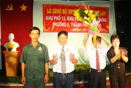 Bà Nguyễn Thị Kim Phượng, Chủ tịch UBND phường 6 tặng hoa chúc mừng Ban Bảo vệ khu phố 12 và khu phố Mỹ Thạnh Hưng.