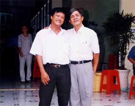 Nhà báo Tiền Phong (phải) và Nhà báo Đức Lập nhân Ngày Báo chí cách mạng Việt Nam. Ảnh: Tư liệu