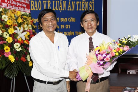 Ông Nguyễn Văn Re, Phó Giám đốc Sở KH&CN tặng hoa chúc mừng Tiến sĩ Nguyễn Xuân Thành.