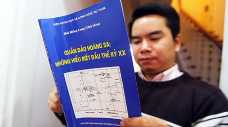 Sách do Bùi Hồng Long chủ biên Ảnh: Nguyễn Khánh