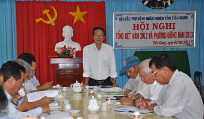  Ông Phan văn Hà, Chủ tịch Hội Bảo trợ Bệnh nhân nghèo tỉnh trình bày phương hướng hoạt động hội năm 2013