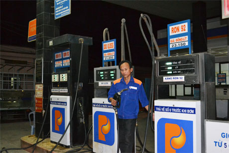 Tính đến hết tháng 10/2012, Petrolimex chiếm khoảng 50% thị phần xăng dầu trong nước. Ảnh: Vân Anh