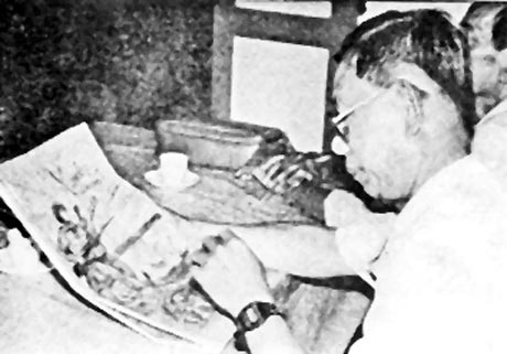 Đồng chí Huỳnh Văn Niềm xem tờ báo Xuân Ấp Bắc năm 1966.